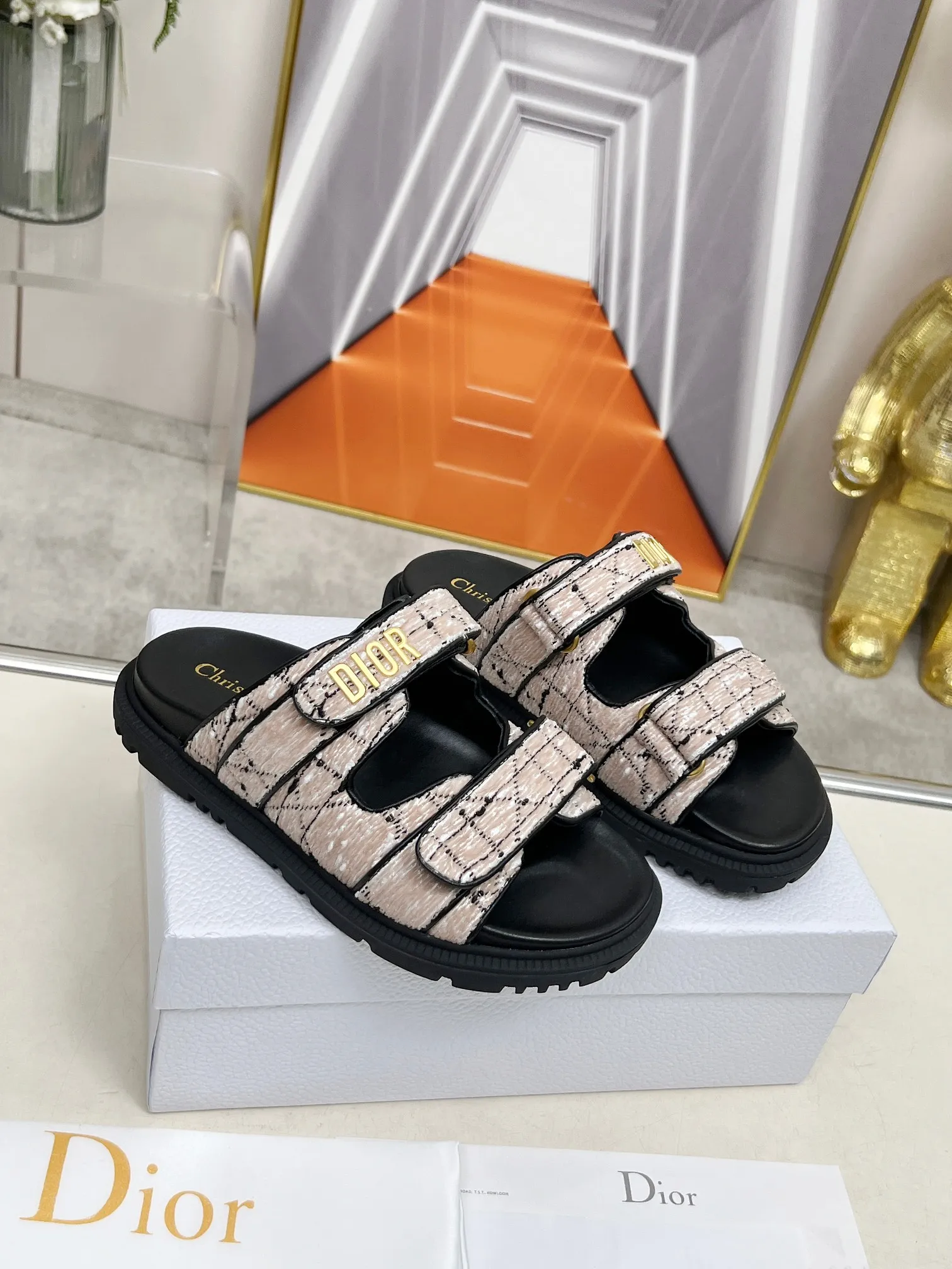 👟👟Ex-factory price 480👟👟Dior👏👏New classic style. 🔥Purchasing-level qualityThick-soled slippers popular in foreign counters. Upper➕Inner: original customized material, original mold opening of sole 1.1 (lightweight, code number 35-40 (41/42 can be customized)